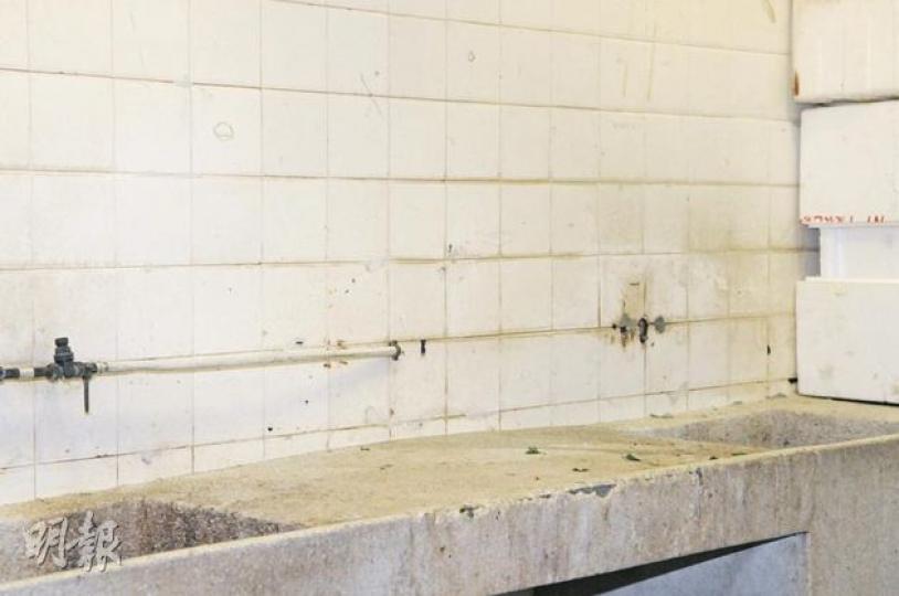 荔景邨街市「洗水房」內的水龍頭被拆走,約1米長的水喉亦被鋸斷偷去,房署表示長遠會加閘添鎖。(蔡方山攝) 荔景邨街市「洗水房」內的水龍頭被拆走,約1米長的水喉亦被鋸斷偷去,房署表示長遠會加閘添鎖。(蔡方山攝)