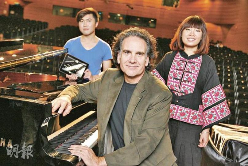股神之子彼得巴菲特(Peter Buffett,中),現已為全球知名音樂家及作曲家,昨晚更專程來港與香港知專設計學院學生朱詠怡(右)、林偉東(左)及其他同學,舉辦音樂會分享會。(郭慶輝攝) 股神之子彼得巴菲特(Peter Buffett,中),現已為全球知名音樂家及作曲家,昨晚更專程來港與香港知專設計學院學生朱詠怡(右)、林偉東(左)及其他同學,舉辦音樂會分享會。(郭慶輝攝)