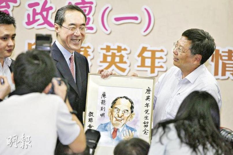 唐英年(左)出席教聯會座談會,教聯會長楊耀忠(右)代表該會送上一幅畫作,畫中唐英年的耳朵特別大,寓意要多聽意見,兼聽則明。(郭慶輝攝) 唐英年(左)出席教聯會座談會,教聯會長楊耀忠(右)代表該會送上一幅畫作,畫中唐英年的耳朵特別大,寓意要多聽意見,兼聽則明。(郭慶輝攝)
