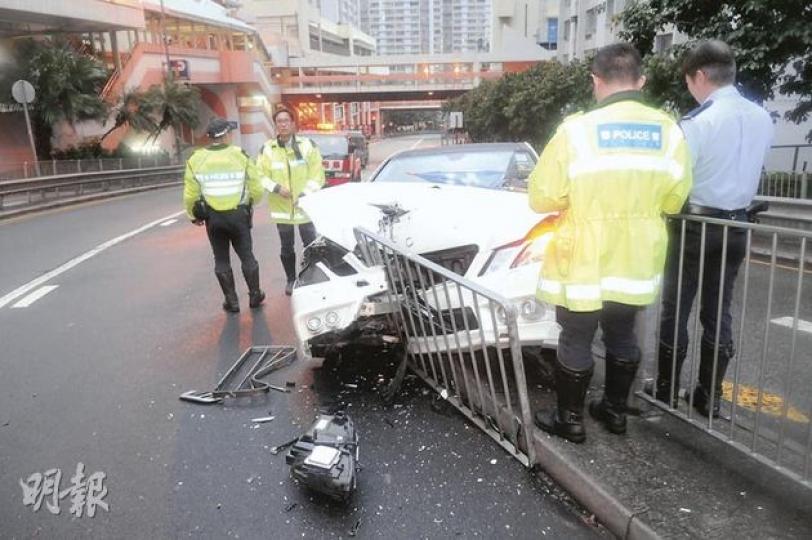 身價達70萬元的平治房車撞欄後,車頭恍如遭利刀劈中,如籃球大的零件跌出。(蔡方山攝)警員在失事平治房車內檢獲LV皮包等名貴物品,暫時檢走代為保管。(蔡方山攝) 身價達70萬元的平治房車撞欄後,車頭恍如遭利刀劈中,如籃球大的零件跌出。(蔡方山攝)警員在失事平治房車內檢獲LV皮包等名貴物品,暫時檢走代為保管。(蔡方山攝)