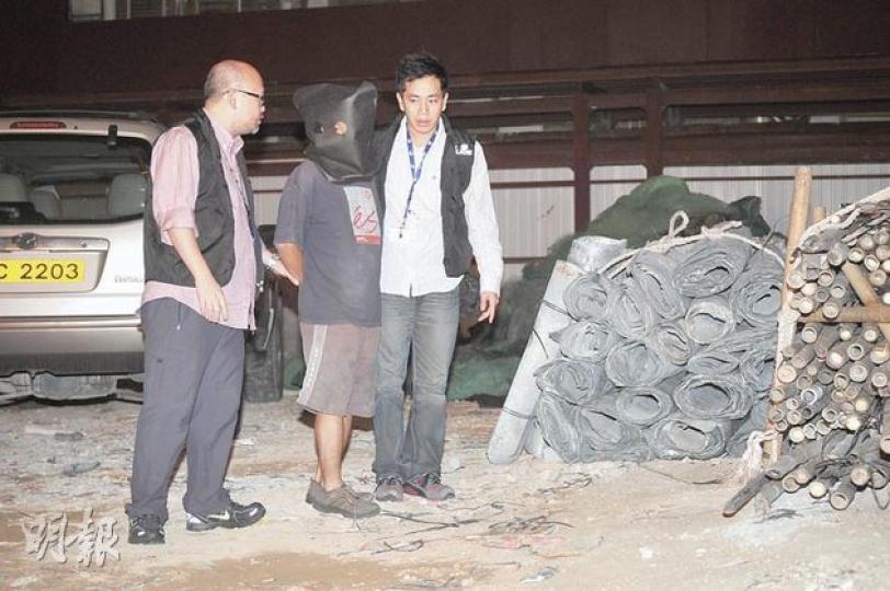 盜竊慣犯在油麻地興建中的酒店地盤作案,被埋伏警員拘捕,蒙頭帶走。右方卷狀物為被盜的同類鋅片。(衛永康攝) 盜竊慣犯在油麻地興建中的酒店地盤作案,被埋伏警員拘捕,蒙頭帶走。右方卷狀物為被盜的同類鋅片。(衛永康攝)