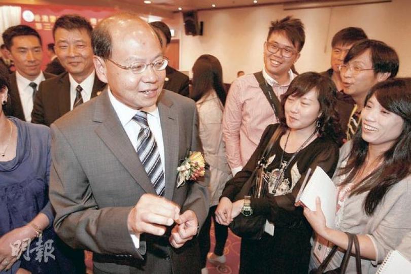 警務處長曾偉雄(前左)昨強調警方無意阻撓新聞採訪,指正改善向新聞界發放突發事件信息的機制。警方則正考慮把將軍澳分區升格為警區,加強警力。(郭慶輝攝) 警務處長曾偉雄(前左)昨強調警方無意阻撓新聞採訪,指正改善向新聞界發放突發事件信息的機制。警方則正考慮把將軍澳分區升格為警區,加強警力。(郭慶輝攝)