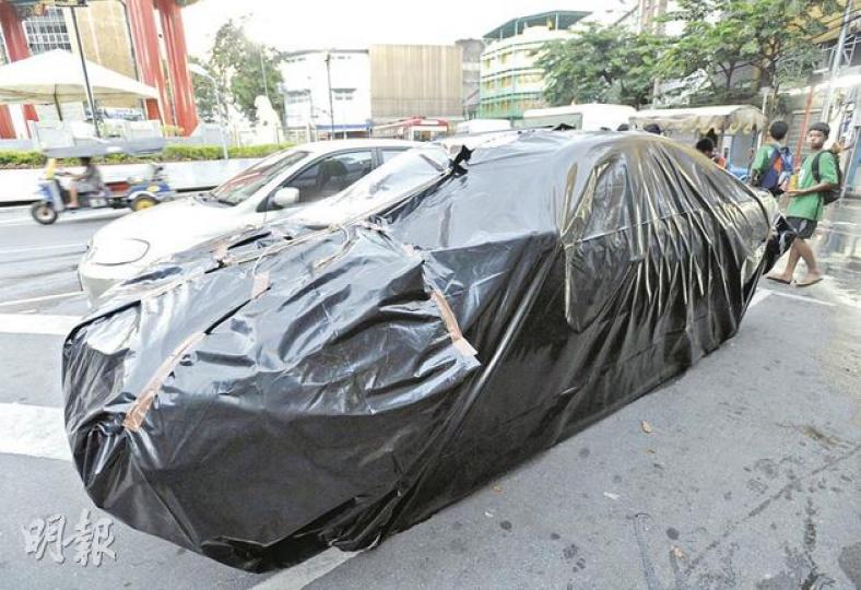 曼谷唐人街的迴旋處,有車主以奇招用膠布將整輛車如包禮物般包起,希望洪水湧至時不會入水。(余俊亮攝)有唐人街的燕窩批發店,除了將燕窩放置高位外,更將地主神像放於枱面以防被浸濕。(余俊亮攝)曼谷唐人街不少商舖如圖中金屬批發店「李菜盛」,昨有工人在清理洪水,店外放有疊至半人高沙包防洪。(余俊亮攝) 曼谷唐人街的迴旋處,有車主以奇招用膠布將整輛車如包禮物般包起,希望洪水湧至時不會入水。(余俊亮攝)有唐人街的燕窩批發店,除了將燕窩放置高位外,更將地主神像放於枱面以防被浸濕。(余俊亮攝)曼谷唐人街不少商舖如圖中金屬批發店「李菜盛」,昨有工人在清理洪水,店外放有疊至半人高沙包防洪。(余俊亮攝)