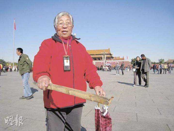 劉玉珍在天安門廣場撿煙頭和垃圾等,她說她平均每天撿拾15公斤垃圾,最多時一天撿了2萬多個煙頭。(明報記者攝)劉玉珍(右)和老伴的午飯,很簡單只得番茄炒蛋一個菜。(明報記者攝) 劉玉珍在天安門廣場撿煙頭和垃圾等,她說她平均每天撿拾15公斤垃圾,最多時一天撿了2萬多個煙頭。(明報記者攝)劉玉珍(右)和老伴的午飯,很簡單只得番茄炒蛋一個菜。(明報記者攝)