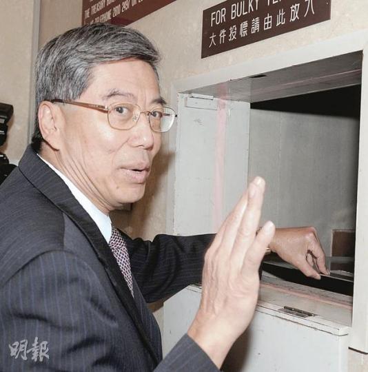 大昌集團執行董事李永修昨親自遞交南灣道地皮標書,他指集團若投得地皮,擬建3至4幢洋房。(劉焌陶攝)嘉華昨日入標爭奪南灣道靚地,嘉華發展總經理尹紫薇遞交標書後表示,地皮位置及景觀優良,屬傳統豪宅地。(劉焌陶攝) 大昌集團執行董事李永修昨親自遞交南灣道地皮標書,他指集團若投得地皮,擬建3至4幢洋房。(劉焌陶攝)嘉華昨日入標爭奪南灣道靚地,嘉華發展總經理尹紫薇遞交標書後表示,地皮位置及景觀優良,屬傳統豪宅地。(劉焌陶攝)