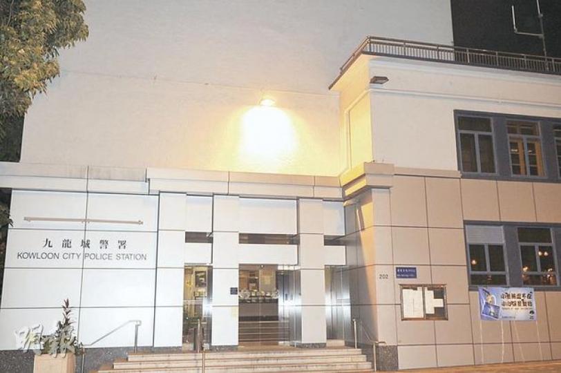 兩名駐守九龍城警署的男女輔警涉嫌經營淫窟,並向其他警區的一名警長提供利益,日前警長召妓時被廉署人員拘捕,男女輔警亦被帶走。(衛永康攝) 兩名駐守九龍城警署的男女輔警涉嫌經營淫窟,並向其他警區的一名警長提供利益,日前警長召妓時被廉署人員拘捕,男女輔警亦被帶走。(衛永康攝)