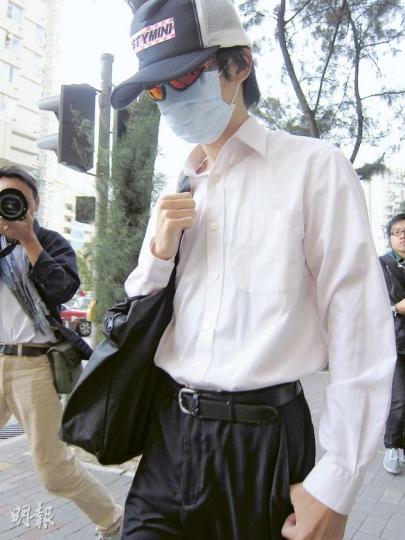 被告何國璋每次出入法庭應訊均「準備充足」,必定戴上帽子、口罩及太陽眼鏡等,以防遭人認出。(林綺琪攝) 被告何國璋每次出入法庭應訊均「準備充足」,必定戴上帽子、口罩及太陽眼鏡等,以防遭人認出。(林綺琪攝)
