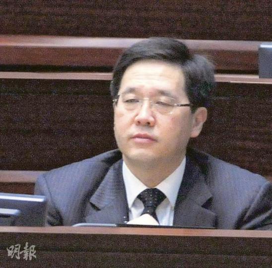 立法會討論致謝議案時,多名民主派議員批評政府委任民望低的林瑞麟出任政務司長,林瑞麟強調會虛心聆聽批評意見。(尹錦恩攝)(明報製圖) 立法會討論致謝議案時,多名民主派議員批評政府委任民望低的林瑞麟出任政務司長,林瑞麟強調會虛心聆聽批評意見。(尹錦恩攝)(明報製圖)