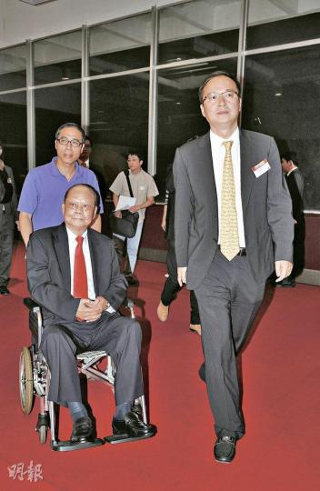 亞視投資者王征(右)昨出席「亞視2012年節目巡禮」,對於有報道指亞視因財困要貸款達7億元,他指有關報道純屬炒作。昨出席節目巡禮的嘉賓包括了前全國人大常委曾憲梓(坐輪椅者)。(葉漢華攝) 亞視投資者王征(右)昨出席「亞視2012年節目巡禮」,對於有報道指亞視因財困要貸款達7億元,他指有關報道純屬炒作。昨出席節目巡禮的嘉賓包括了前全國人大常委曾憲梓(坐輪椅者)。(葉漢華攝)