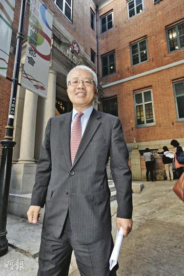 華懋慈善基金的代表律師何文基昨往終院取判辭後表示,慈善基金將按龔如心的遺願,邀請聯合國秘書長、中國總理和香港特首加入監管基金運作。 (尹錦恩攝) 華懋慈善基金的代表律師何文基昨往終院取判辭後表示,慈善基金將按龔如心的遺願,邀請聯合國秘書長、中國總理和香港特首加入監管基金運作。 (尹錦恩攝)