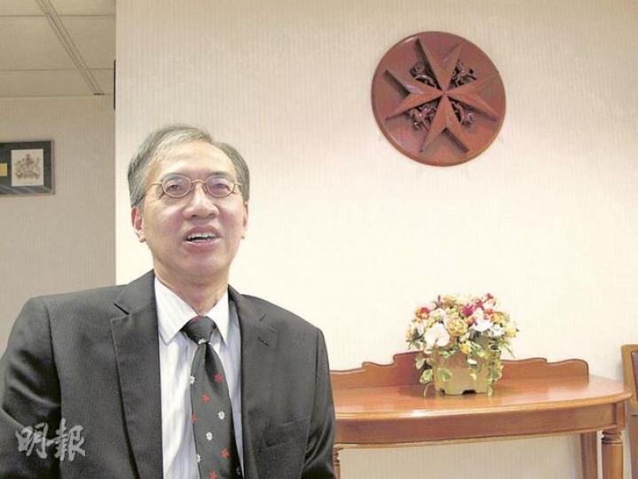 前北區醫院急症室主管鍾展鴻支持醫管局引入海外醫生,認為即使免試輸入的海外醫生,亦不會比本地畢業的實習醫生差。(余卓善攝) 前北區醫院急症室主管鍾展鴻支持醫管局引入海外醫生,認為即使免試輸入的海外醫生,亦不會比本地畢業的實習醫生差。(余卓善攝)