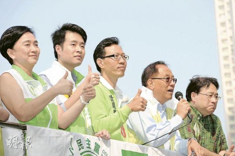 民主黨李耀基(左二)獲民主黨重點栽培,昨日黨內多名前輩為他落區宣傳,包括副主席劉慧卿(左一)、前主席楊森(右二)及立法會議員李華明(右一),惟李耀基坦言勝算不大。(尹錦恩攝) 民主黨李耀基(左二)獲民主黨重點栽培,昨日黨內多名前輩為他落區宣傳,包括副主席劉慧卿(左一)、前主席楊森(右二)及立法會議員李華明(右一),惟李耀基坦言勝算不大。(尹錦恩攝)