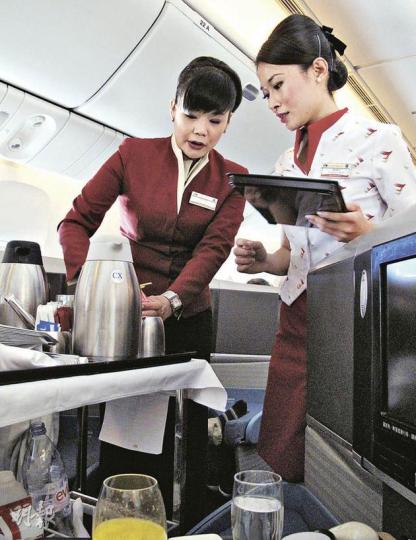 Carine(左)及Grace(右)笑言,知道有酒樓以空姐制服作藍本訂做侍應服,不過二人異口同聲指空姐不止「侍應咁簡單」。(梁琬珊攝)在日本下機後,活力充沛的空姐Grace(右)相約空中少爺Leo(左),帶着地圖去逛街。(梁琬珊攝)(明報製圖) Carine(左)及Grace(右)笑言,知道有酒樓以空姐制服作藍本訂做侍應服,不過二人異口同聲指空姐不止「侍應咁簡單」。(梁琬珊攝)在日本下機後,活力充沛的空姐Grace(右)相約空中少爺Leo(左),帶着地圖去逛街。(梁琬珊攝)(明報製圖)
