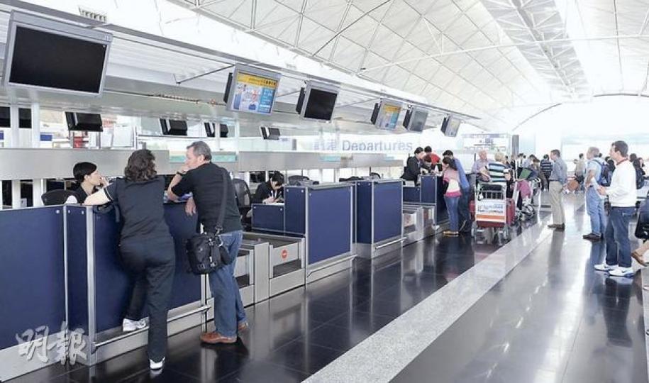 受到工潮影響的澳航昨日繼續停航,大批滯留在香港機場的旅客,昨晨到澳航櫃位查詢最新情况。(葉漢華攝) 受到工潮影響的澳航昨日繼續停航,大批滯留在香港機場的旅客,昨晨到澳航櫃位查詢最新情况。(葉漢華攝)