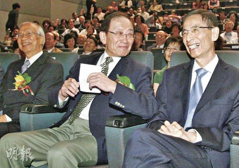 公民黨創黨主席關信基(左起)、前全國人大代表李鵬飛及民主黨創黨主席李柱銘昨出席有關港、台民主發展的論壇,李鵬飛批評唐英年及梁振英不斷開出空頭支票,質疑他們上場後便會忘記承諾。(林振東攝) 公民黨創黨主席關信基(左起)、前全國人大代表李鵬飛及民主黨創黨主席李柱銘昨出席有關港、台民主發展的論壇,李鵬飛批評唐英年及梁振英不斷開出空頭支票,質疑他們上場後便會忘記承諾。(林振東攝)