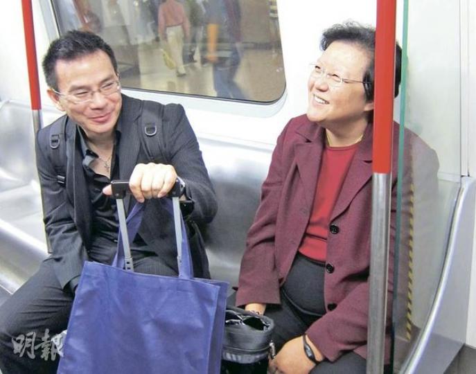自言經常乘搭公共交通工具的全國人大常委范徐麗泰(右)昨晚在九龍塘出席活動後,主動問記者「地鐵站喺邊?」,然後與新聘的公關潘錦全(左)一同乘港鐵離開,其間范太向記者展示長者八達通,笑稱常乘港鐵,還說周三乘車只需兩元「好抵」,她最後在金鐘下車,稱要轉搭巴士回家。潘錦全是俊念傳訊顧問有限公司執行董事,他曾於亞洲電視、《天天日報》等機構任職,2000年創辦俊念傳訊。(何曉勤攝) 自言經常乘搭公共交通工具的全國人大常委范徐麗泰(右)昨晚在九龍塘出席活動後,主動問記者「地鐵站喺邊?」,然後與新聘的公關潘錦全(左)一同乘港鐵離開,其間范太向記者展示長者八達通,笑稱常乘港鐵,還說周三乘車只需兩元「好抵」,她最後在金鐘下車,稱要轉搭巴士回家。潘錦全是俊念傳訊顧問有限公司執行董事,他曾於亞洲電視、《天天日報》等機構任職,2000年創辦俊念傳訊。(何曉勤攝)