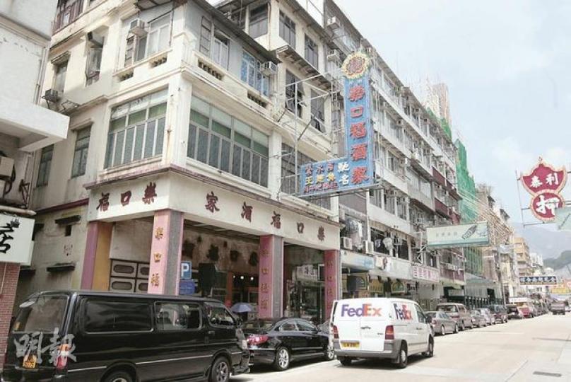 獲評為九龍城三級歷史建築的侯王道1至3號舊式唐樓,由業主李忠文經營老牌樂口福酒家。(郭慶輝攝)樂口福酒家東主李忠文批評區內重建欠缺規劃,亦無具體保育文物方案,他不打算長遠看守着這幢三級歷史建築,等待老伙計退休,或以高價賣出地皮。 (郭慶輝攝) 獲評為九龍城三級歷史建築的侯王道1至3號舊式唐樓,由業主李忠文經營老牌樂口福酒家。(郭慶輝攝)樂口福酒家東主李忠文批評區內重建欠缺規劃,亦無具體保育文物方案,他不打算長遠看守着這幢三級歷史建築,等待老伙計退休,或以高價賣出地皮。 (郭慶輝攝)