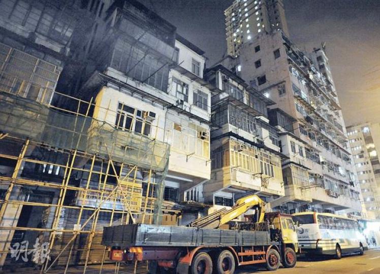 深水埗海壇街樓高9層(右)的無電梯舊樓,未被列入重建規劃,小業主主動聯合申請,希望市建局收購。左方5層唐樓已獲市建局收購。(劉焌陶攝)陳伯(右)與妻子相依為命,對最終趕及申請喜上眉梢,只希望申請獲接納,取得賠償後購買或租住同區條件較佳的小單位。(劉焌陶攝)居於海壇街的陳伯,其大廈發動業主同意聯合向市建局申請重建,在梯間貼出「最後呼籲」告示,寫上「自己不爭取,誰會幫我們」,鼓勵業主參與重建。(劉焌陶攝) 深水埗海壇街樓高9層(右)的無電梯舊樓,未被列入重建規劃,小業主主動聯合申請,希望市建局收購。左方5層唐樓已獲市建局收購。(劉焌陶攝)陳伯(右)與妻子相依為命,對最終趕及申請喜上眉梢,只希望申請獲接納,取得賠償後購買或租住同區條件較佳的小單位。(劉焌陶攝)居於海壇街的陳伯,其大廈發動業主同意聯合向市建局申請重建,在梯間貼出「最後呼籲」告示,寫上「自己不爭取,誰會幫我們」,鼓勵業主參與重建。(劉焌陶攝)