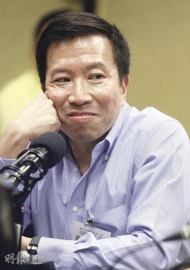 陳振聰在電台節目中被所有致電上台的聽眾痛罵,更被聽眾叫他「收聲」,不要再在電台「講無聊嘢」,一心在節目中為自己解畫的陳振聰一臉無奈。(林振東攝) 陳振聰在電台節目中被所有致電上台的聽眾痛罵,更被聽眾叫他「收聲」,不要再在電台「講無聊嘢」,一心在節目中為自己解畫的陳振聰一臉無奈。(林振東攝)