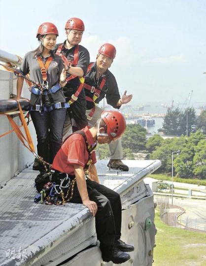 警方談判專家每年要必須出勤最少40小時,才能獲部門「發牌」,繼續擔任這項工作,談判人員亦會受訓處理高空談判工作的安全練習。後左起為談判小組生力軍彭頴森、主管黃廣興和資深談判專家劉達強。(余俊亮攝) 警方談判專家每年要必須出勤最少40小時,才能獲部門「發牌」,繼續擔任這項工作,談判人員亦會受訓處理高空談判工作的安全練習。後左起為談判小組生力軍彭頴森、主管黃廣興和資深談判專家劉達強。(余俊亮攝)