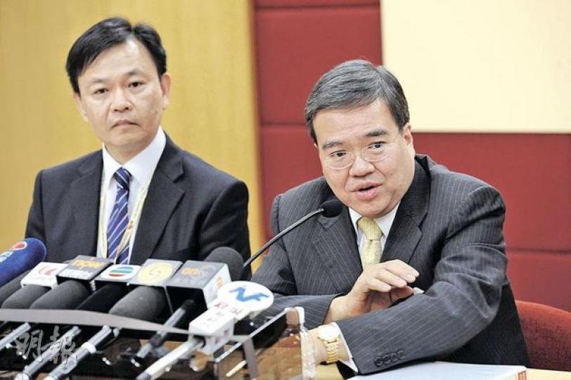 對於醫學會要求現任及下屆特首撤去其主席一職的言論,胡定旭(右)昨日僅說,最重要是令病人可以睇醫生及減輕前線醫生工作。左為醫管局行政總裁梁栢賢。(尹錦恩攝) 對於醫學會要求現任及下屆特首撤去其主席一職的言論,胡定旭(右)昨日僅說,最重要是令病人可以睇醫生及減輕前線醫生工作。左為醫管局行政總裁梁栢賢。(尹錦恩攝)