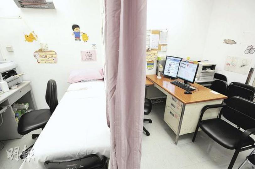 聯合醫院將診症室用布廉劏開一半,供兩名病人同時在「劏房」看病,病人毫無私隱可言。(葉漢華攝)聯合醫院兒童專科門診不夠地方用,醫院在診症室走廊擺放一排枱並鋪上軟墊(圖右),供看病的嬰兒換尿片之用,左邊則擺放量度身高和體重的儀器。(葉漢華攝) 聯合醫院將診症室用布廉劏開一半,供兩名病人同時在「劏房」看病,病人毫無私隱可言。(葉漢華攝)聯合醫院兒童專科門診不夠地方用,醫院在診症室走廊擺放一排枱並鋪上軟墊(圖右),供看病的嬰兒換尿片之用,左邊則擺放量度身高和體重的儀器。(葉漢華攝)