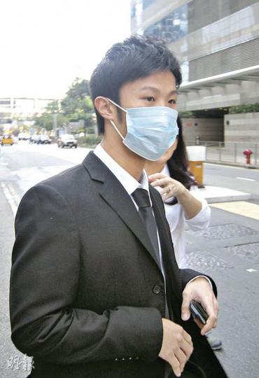 新加坡籍港大交流生鄭智毅,被指禁錮及襲擊法律系同系女友,他離庭時戴上口罩,又以手阻止攝影記者拍攝。(林景輝攝) 新加坡籍港大交流生鄭智毅,被指禁錮及襲擊法律系同系女友,他離庭時戴上口罩,又以手阻止攝影記者拍攝。(林景輝攝)