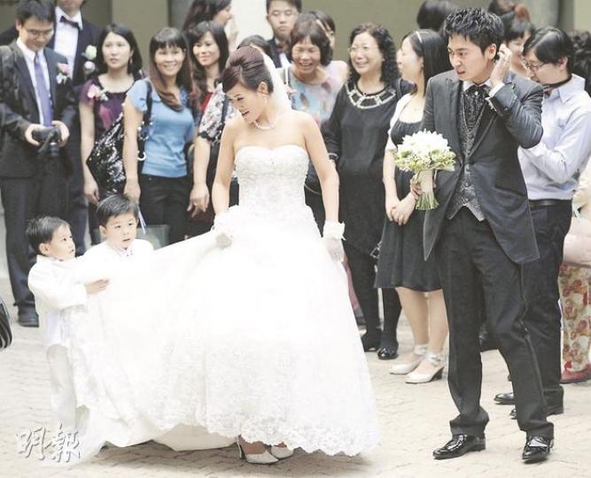 昨日2011年11月1日,這個「11111」的特別日子吸引了大批新人註冊結婚,單是婚姻註冊處就收到119對新人的註冊申請,佔了限額的九成,於金鐘紅棉道婚姻註冊處,新人與親友拍照的高興畫面處處可見。(何家達攝)(明報製圖) 昨日2011年11月1日,這個「11111」的特別日子吸引了大批新人註冊結婚,單是婚姻註冊處就收到119對新人的註冊申請,佔了限額的九成,於金鐘紅棉道婚姻註冊處,新人與親友拍照的高興畫面處處可見。(何家達攝)(明報製圖)