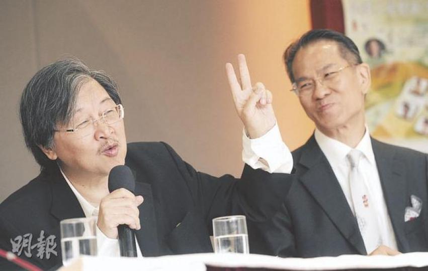 香港醫學會會長蔡堅(左)被問及會如何審批10名免試海外醫生時,舉起兩隻手指說﹕「我宣誓(審批)絕對公平、公正、公開」,但宣誓應舉起3隻手指,旁邊的副會長周伯展看罷亦忍俊不禁。(李澤彤攝) 香港醫學會會長蔡堅(左)被問及會如何審批10名免試海外醫生時,舉起兩隻手指說﹕「我宣誓(審批)絕對公平、公正、公開」,但宣誓應舉起3隻手指,旁邊的副會長周伯展看罷亦忍俊不禁。(李澤彤攝)