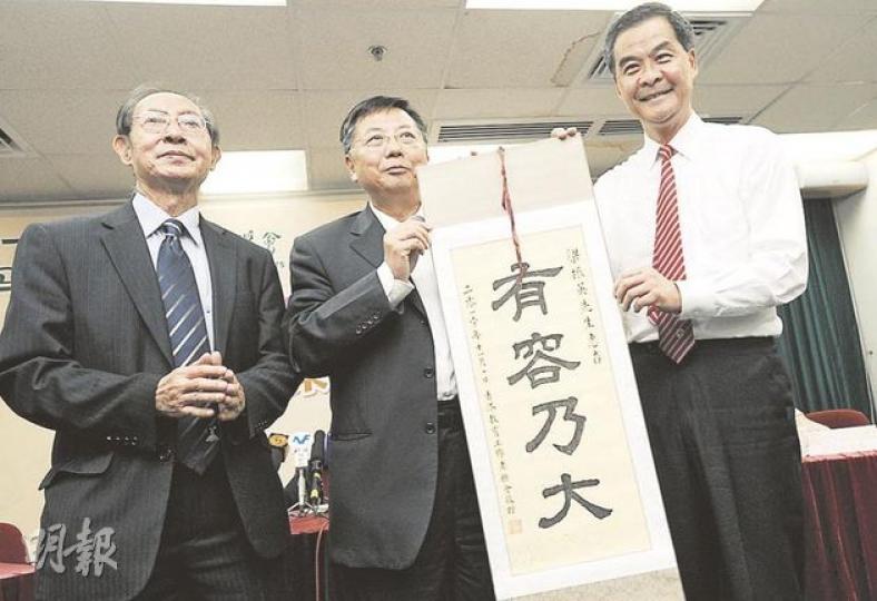 政府提出教育作為香港六大產業之一,梁振英(右)昨出席教聯會的論壇時表示要慎重處理問題,尤其大學招收非本地生時,先要保障本地生的就讀機會。(何家達攝)前布政司鍾逸傑重申支持梁振英出任特首,認為他會是個優秀的領袖,又相信他近日捲入的緋聞不會拖垮其選情。(林振東攝) 政府提出教育作為香港六大產業之一,梁振英(右)昨出席教聯會的論壇時表示要慎重處理問題,尤其大學招收非本地生時,先要保障本地生的就讀機會。(何家達攝)前布政司鍾逸傑重申支持梁振英出任特首,認為他會是個優秀的領袖,又相信他近日捲入的緋聞不會拖垮其選情。(林振東攝)