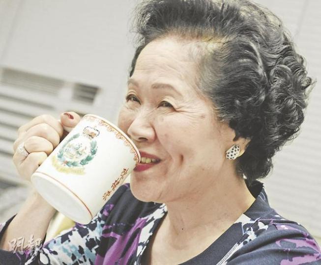 前政務司長陳方安生昨日被問到如何評價唐、梁時稱,自己手中無票,不會作評論。陳太丈夫陳棣榮去年離世,但陳太念念不忘,昨日便用刻有先夫名字的茶杯。(劉焌陶攝) 前政務司長陳方安生昨日被問到如何評價唐、梁時稱,自己手中無票,不會作評論。陳太丈夫陳棣榮去年離世,但陳太念念不忘,昨日便用刻有先夫名字的茶杯。(劉焌陶攝)
