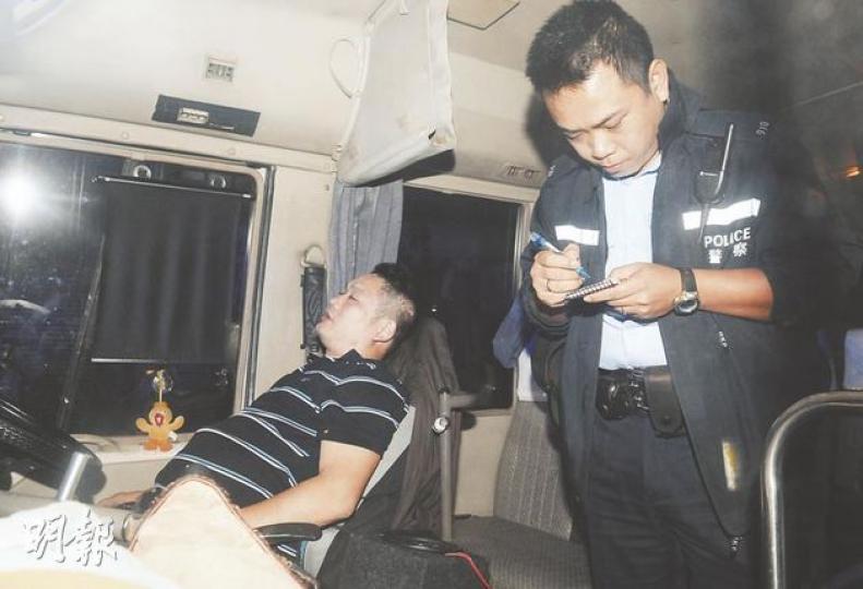 涉嫌醉駕旅遊巴男司機爛醉在車廂內,警員及消防員到場時仍未蘇醒,要由消防人員將他拉離座椅。(蔡方山攝)警員到場調查時,醉醺醺的旅遊巴司機仍爛醉於車上司機位置。(蔡方山攝) 涉嫌醉駕旅遊巴男司機爛醉在車廂內,警員及消防員到場時仍未蘇醒,要由消防人員將他拉離座椅。(蔡方山攝)警員到場調查時,醉醺醺的旅遊巴司機仍爛醉於車上司機位置。(蔡方山攝)