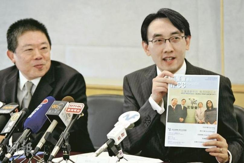 監警會主席翟紹唐(右)稱就國務院副總理李克強訪港時,市民因不滿警方安排提出的16宗投訴,該會希望在農曆新年前能完成所有投訴的調查及審核工作。圖左為監警會秘書長朱敏健。(郭慶輝攝) 監警會主席翟紹唐(右)稱就國務院副總理李克強訪港時,市民因不滿警方安排提出的16宗投訴,該會希望在農曆新年前能完成所有投訴的調查及審核工作。圖左為監警會秘書長朱敏健。(郭慶輝攝)