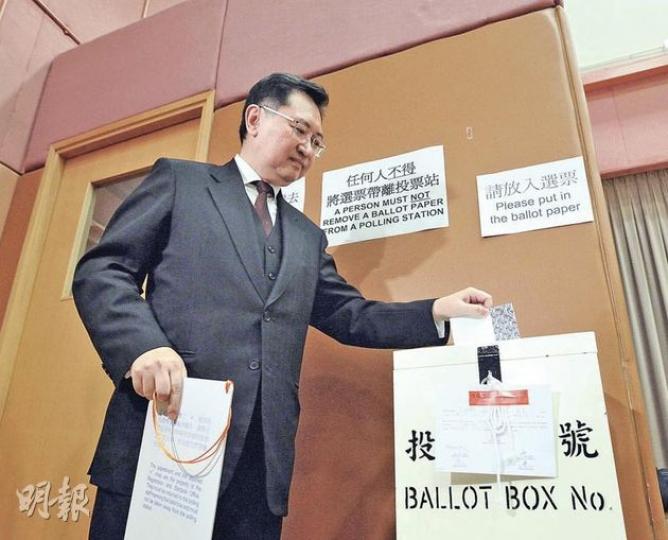 選管會主席馮驊昨日巡視模擬投票站,他稱,每個選區都有不同場地因各種原因而未能借出作為票站,選管會會在附近另覓場地,方便市民投票。(葉漢華攝) 選管會主席馮驊昨日巡視模擬投票站,他稱,每個選區都有不同場地因各種原因而未能借出作為票站,選管會會在附近另覓場地,方便市民投票。(葉漢華攝)
