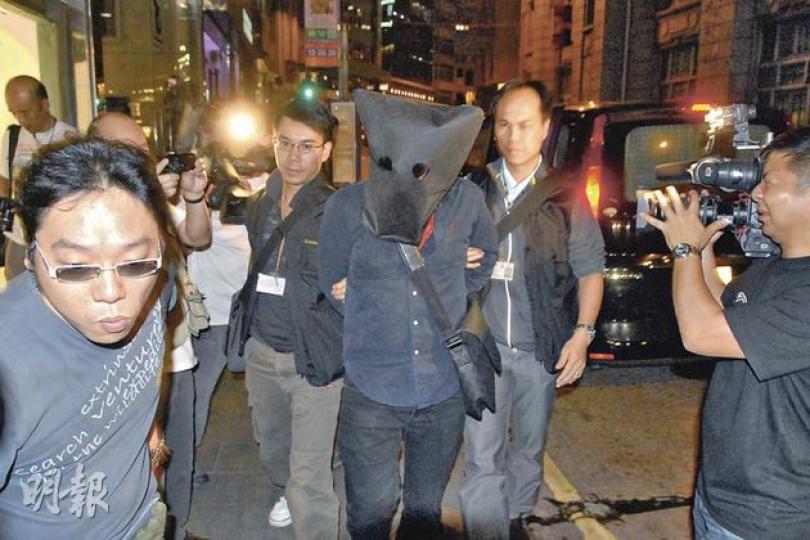 23歲大學畢業生到酒吧兼職偷取顧客信用卡資料行騙,昨被探員押返中區荷李活道的酒吧調查。(鍾炳然攝) 23歲大學畢業生到酒吧兼職偷取顧客信用卡資料行騙,昨被探員押返中區荷李活道的酒吧調查。(鍾炳然攝)