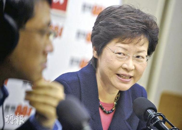發展局長林鄭月娥昨回應唐英年提出放寬丁屋興建的建議,表示放寬丁屋3層高限制要考慮景觀影響,若擴大鄉村範圍則會影響開拓土地工作,影響一般市民的房屋供應。(李澤彤攝) 發展局長林鄭月娥昨回應唐英年提出放寬丁屋興建的建議,表示放寬丁屋3層高限制要考慮景觀影響,若擴大鄉村範圍則會影響開拓土地工作,影響一般市民的房屋供應。(李澤彤攝)