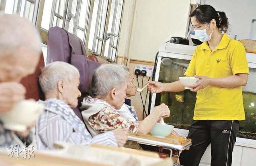 來自廣西的安老院護理員譚女士(右),去年透過勞工處「補充勞工計劃」來港工作,近日勞顧會無限期暫停審批輸入外勞申請,譚女士擔心一旦無法續約要返回內地,一家生計會受影響。(李澤彤攝) 來自廣西的安老院護理員譚女士(右),去年透過勞工處「補充勞工計劃」來港工作,近日勞顧會無限期暫停審批輸入外勞申請,譚女士擔心一旦無法續約要返回內地,一家生計會受影響。(李澤彤攝)