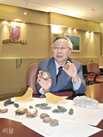 中大食品研究中心主任關海山展示不同品種的乾鮑和花膠,說在不同地方購買、聲稱為同一品種的海味,外形、大小各有異同,難以辨認。(周婷攝) 中大食品研究中心主任關海山展示不同品種的乾鮑和花膠,說在不同地方購買、聲稱為同一品種的海味,外形、大小各有異同,難以辨認。(周婷攝)