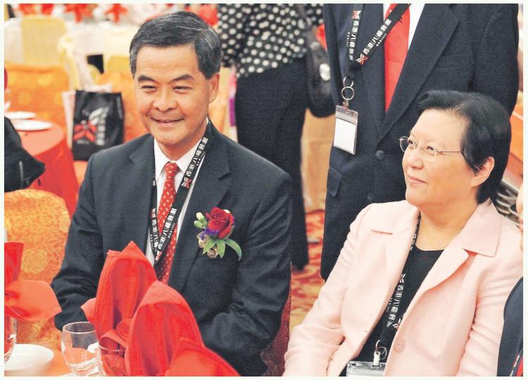 全國人大常委范徐麗泰(右)表示,今年年底前會決定是否參選特首。她昨晚與備選特首的梁振英(左)在八和會館就職禮上碰頭。(葉漢華攝)吳先生(右)等數名天水圍居民,昨日在社區發展陣線的社工帶同下出席社聯論壇,他批評范徐麗泰的說話「廢」,認為應大方表態參選與否,他們其後未待論壇完結便提早離場。(劉焌陶攝) 全國人大常委范徐麗泰(右)表示,今年年底前會決定是否參選特首。她昨晚與備選特首的梁振英(左)在八和會館就職禮上碰頭。(葉漢華攝)吳先生(右)等數名天水圍居民,昨日在社區發展陣線的社工帶同下出席社聯論壇,他批評范徐麗泰的說話「廢」,認為應大方表態參選與否,他們其後未待論壇完結便提早離場。(劉焌陶攝)
