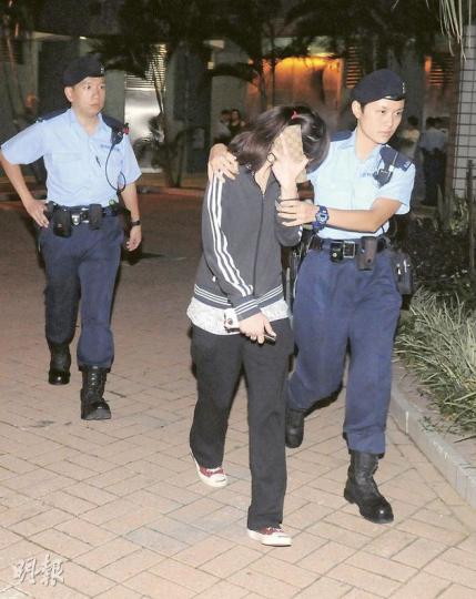女子累及兩批男子打鬥被捕,曾哭問﹕「家點算呀?」事後同涉打鬥被捕。(蔡方山攝)警方接報有人打鬥,趕到現場截停並拘捕7名男子,兩人逃脫。(蔡方山攝) 女子累及兩批男子打鬥被捕,曾哭問﹕「家點算呀?」事後同涉打鬥被捕。(蔡方山攝)警方接報有人打鬥,趕到現場截停並拘捕7名男子,兩人逃脫。(蔡方山攝)