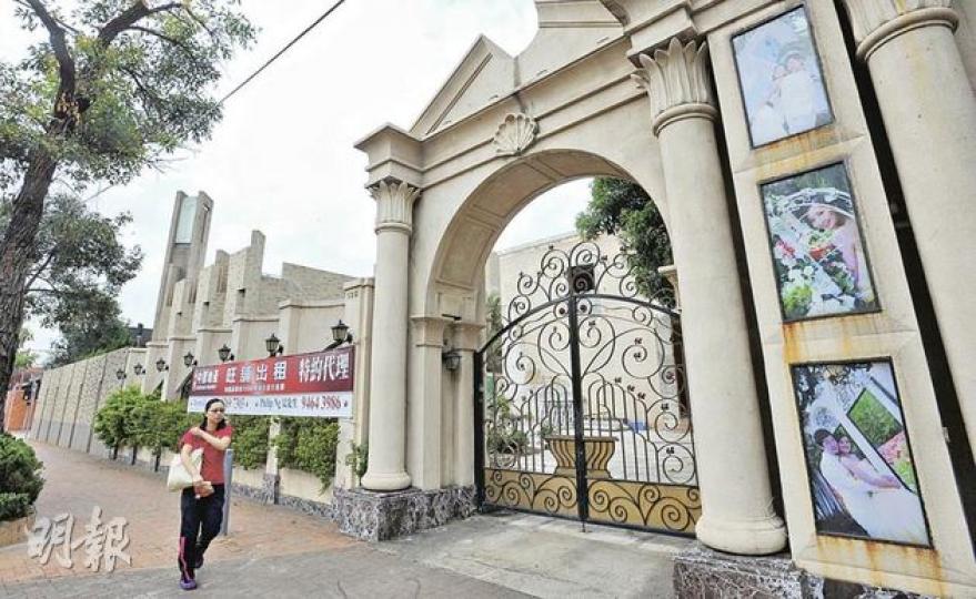 九龍塘窩打老道135號屋地原由羅浮宮婚紗影城租用,消息指自羅浮宮去年遷出,剛以月租28萬元招租。圖為九龍塘前羅浮宮總店外貌。(李澤彤攝) 九龍塘窩打老道135號屋地原由羅浮宮婚紗影城租用,消息指自羅浮宮去年遷出,剛以月租28萬元招租。圖為九龍塘前羅浮宮總店外貌。(李澤彤攝)