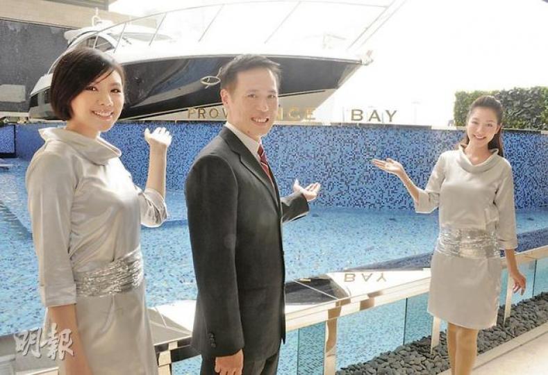 信置營業部總經理田兆源(中)表示,集團斥資逾億元建造天賦海灣的示範單位,面積達4.5萬方呎。(劉焌陶攝) 信置營業部總經理田兆源(中)表示,集團斥資逾億元建造天賦海灣的示範單位,面積達4.5萬方呎。(劉焌陶攝)