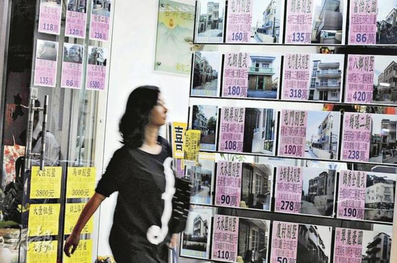發展局數字顯示,全港有近1.1萬宗已獲批准申請補地價,意味近三分之一丁屋是用作轉售,市場不少地產代理均經營丁屋物業代理。(何家達攝)(明報製圖) 發展局數字顯示,全港有近1.1萬宗已獲批准申請補地價,意味近三分之一丁屋是用作轉售,市場不少地產代理均經營丁屋物業代理。(何家達攝)(明報製圖)