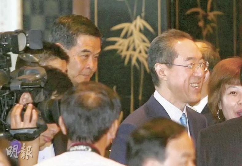 正考慮是否參選特首的唐英年(右)和梁振英(左)昨日一同出席新華社酒會,但未有交流。唐昨在網上撰文,解釋早前提出放寬丁屋高度的建議,是拋磚引玉。(林振東攝) 正考慮是否參選特首的唐英年(右)和梁振英(左)昨日一同出席新華社酒會,但未有交流。唐昨在網上撰文,解釋早前提出放寬丁屋高度的建議,是拋磚引玉。(林振東攝)