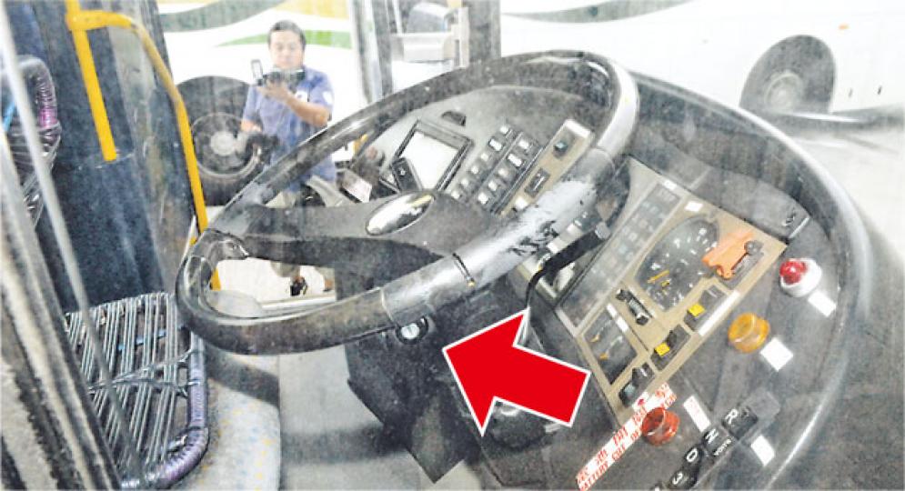 巴士軚盤下設有匙膽(箭嘴示),但夜更車長泊車後沒有拔匙及鎖車門,令偷車賊有機可乘。(蔡方山攝)遭短褲男偷走的單層巴士,轉入塘福巴士站時撞倒路牌,令停在鄰線之的士輕微損毁。(蔡方山攝) 巴士軚盤下設有匙膽(箭嘴示),但夜更車長泊車後沒有拔匙及鎖車門,令偷車賊有機可乘。(蔡方山攝)遭短褲男偷走的單層巴士,轉入塘福巴士站時撞倒路牌,令停在鄰線之的士輕微損毁。(蔡方山攝)
