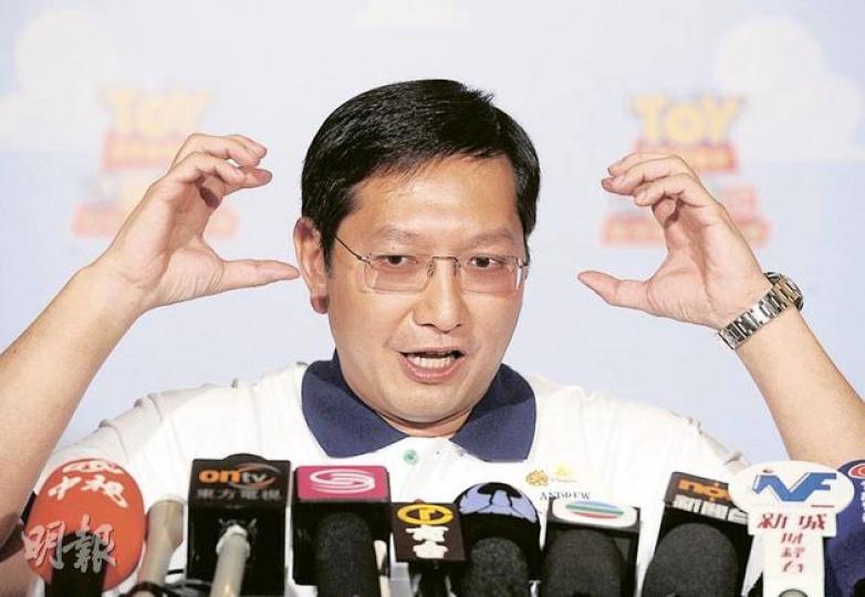 香港迪士尼樂園行政總裁金民豪否認隱瞞小火車出軌事故,並指通告以「粉飾」形容小火車「維修」,是為了營造樂園內「說故事」的感覺。(李澤彤攝) 香港迪士尼樂園行政總裁金民豪否認隱瞞小火車出軌事故,並指通告以「粉飾」形容小火車「維修」,是為了營造樂園內「說故事」的感覺。(李澤彤攝)