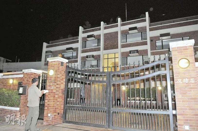 屬羅氏針織後人羅嘉穗持有的大圍沙田嶺路豪宅,遭「赤膊賊」爆竊掠去10萬元財物,探員接報到場搜查。(蔡方山攝) 屬羅氏針織後人羅嘉穗持有的大圍沙田嶺路豪宅,遭「赤膊賊」爆竊掠去10萬元財物,探員接報到場搜查。(蔡方山攝)