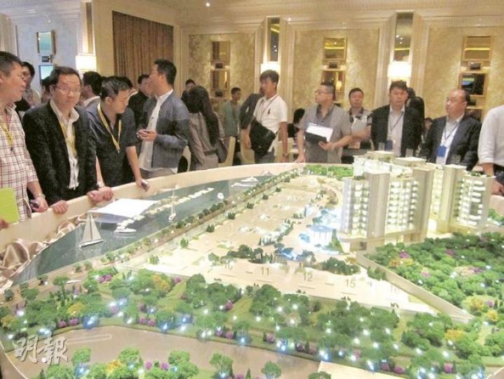 大埔「天賦海灣」昨開放設於奧海城商場的示範單位,現場提供「普通話時段」,由職員以普通話向睇樓人士介紹樓盤。發展商估計,內地客將佔天賦海灣買家比例的20%。(林可為攝) 大埔「天賦海灣」昨開放設於奧海城商場的示範單位,現場提供「普通話時段」,由職員以普通話向睇樓人士介紹樓盤。發展商估計,內地客將佔天賦海灣買家比例的20%。(林可為攝)