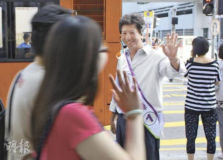 公民黨受兩宗官司拖累,該黨立法會議員湯家驊首次參選區選,但情况並不樂觀。(黃俊鋒攝)派傳單狙擊湯家驊的網民Patrick自稱行動自發,與愛護香港力量無關。(黃俊鋒攝) 公民黨受兩宗官司拖累,該黨立法會議員湯家驊首次參選區選,但情况並不樂觀。(黃俊鋒攝)派傳單狙擊湯家驊的網民Patrick自稱行動自發,與愛護香港力量無關。(黃俊鋒攝)