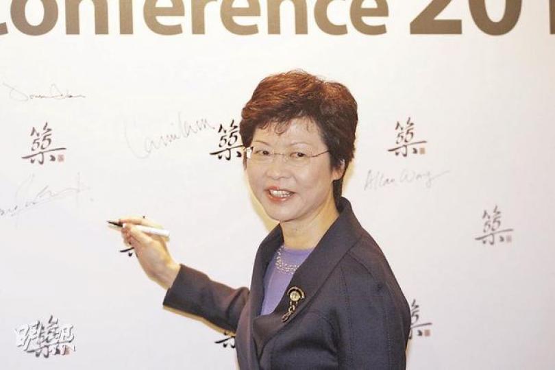 發展局長林鄭月娥昨出席建築師學會55周年論壇,點出本港多個規劃問題,並探討未來可考慮的發展方案。(李紹昌攝)(明報製圖) 發展局長林鄭月娥昨出席建築師學會55周年論壇,點出本港多個規劃問題,並探討未來可考慮的發展方案。(李紹昌攝)(明報製圖)